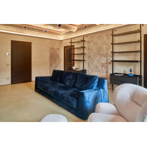 Microverlay cemento resina colore nocciola finitura opaca. Soggiorno living con divani abitazione storica privata, Piancastagnaio (SI)