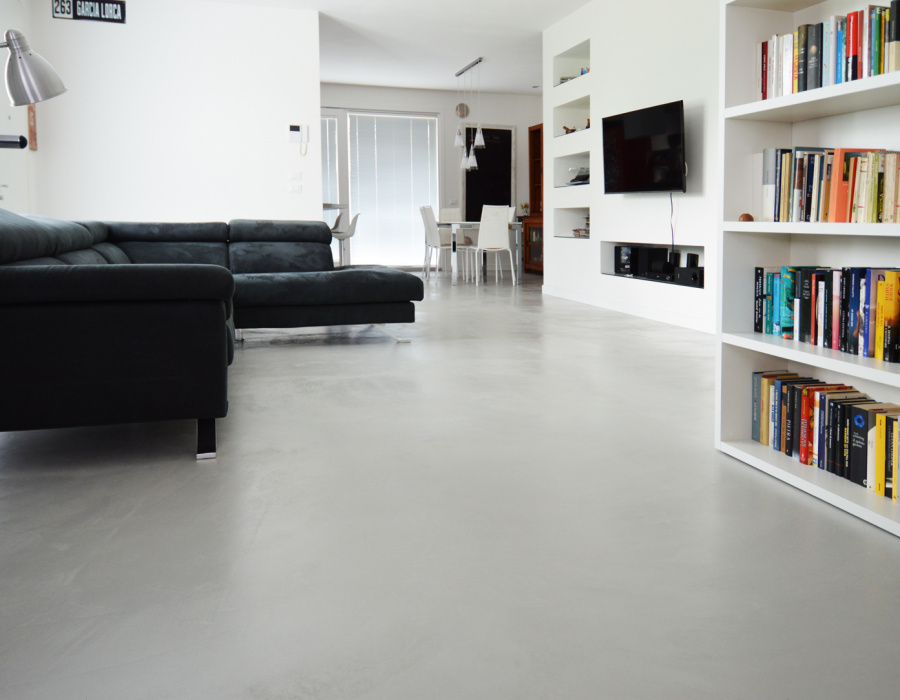 Microverlay®, pavimento cemento resina basso spessore finitura taupe. Casa privata, Bolzano Vicentino (VI)