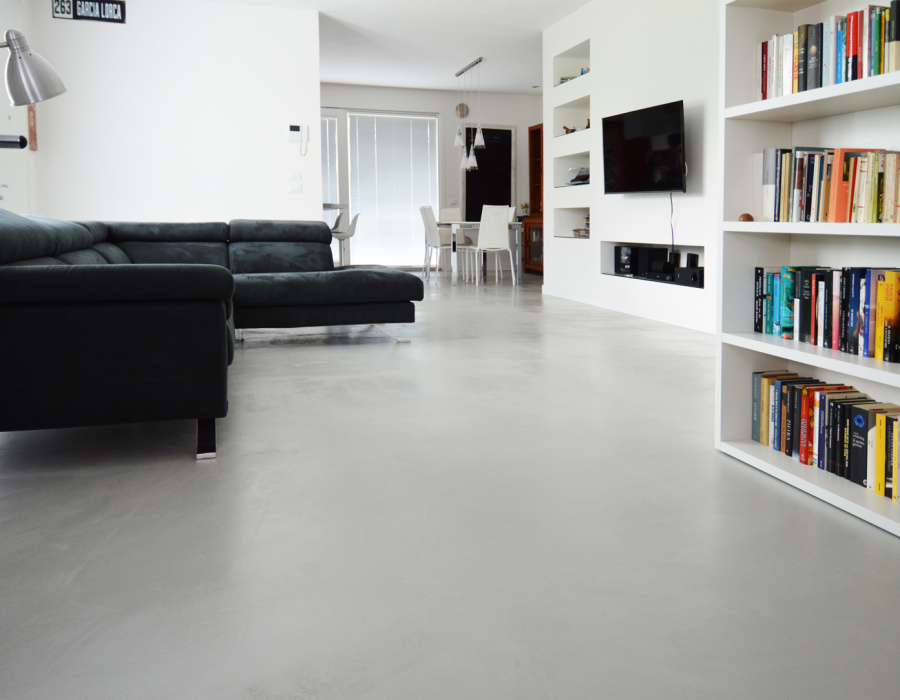 Microverlay®, laagdikte betonharsvloer met taupe afwerking. Privé huis, Bolzano Vicentino (Italië)