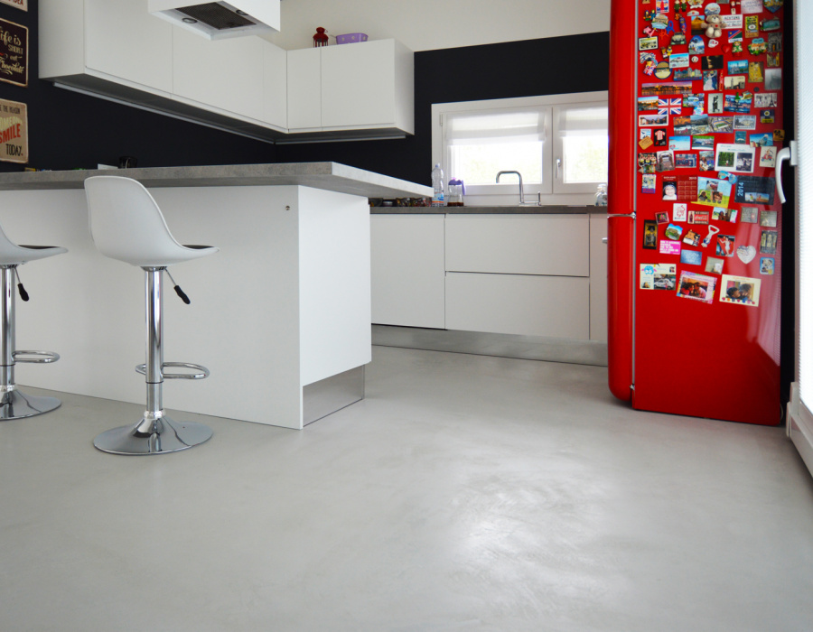 Microverlay®, pavimento cemento resina basso spessore finitura taupe. Villa privata, Bolzano Vicentino
