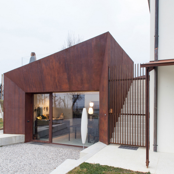 Oxydecor®, rivestimento verticale effetto Corten. Maison 203, Valdobbiadene (TV). Progetto: arch. Vittorio Massimo