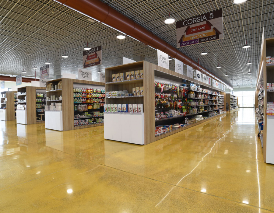 Pavilux Overlay, pavimento industriale basso spessore colore Miele. Ciam Pet-Store, Ascoli Piceno