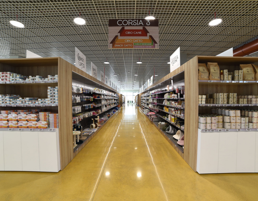Pavilux Overlay, pavimento industriale basso spessore colore Miele. Ciam Pet-Store, Ascoli Piceno