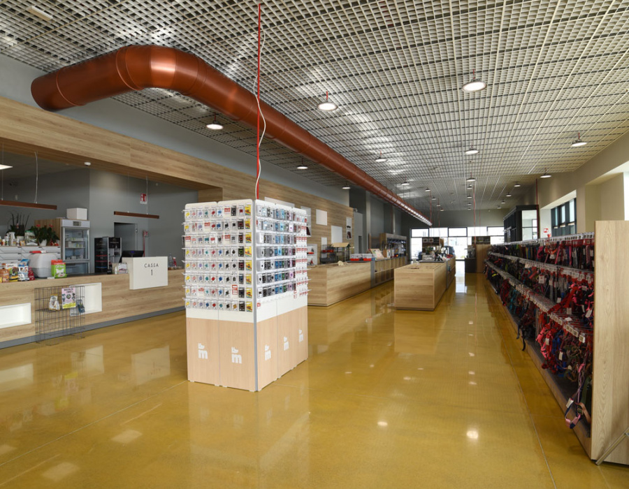 Pavilux Overlay, pavimento industriale basso spessore colore Miele. Ciam Pet-Store, Ascoli Piceno