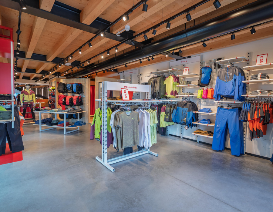 Pavimento Deco Nuvolato Isoplam per shop di abbigliamento Montura a Crocetta del Montello Treviso