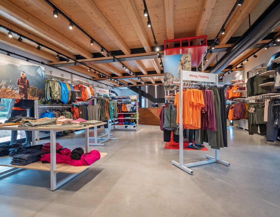 Pavimento Deco Nuvolato Isoplam per retail moda Montura a Crocetta del Montello Treviso