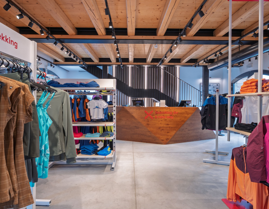 Pavimento Deco Nuvolato Isoplam per punto vendita abbigliamento tecnico da escursionismo Montura a Crocetta del Montello Treviso