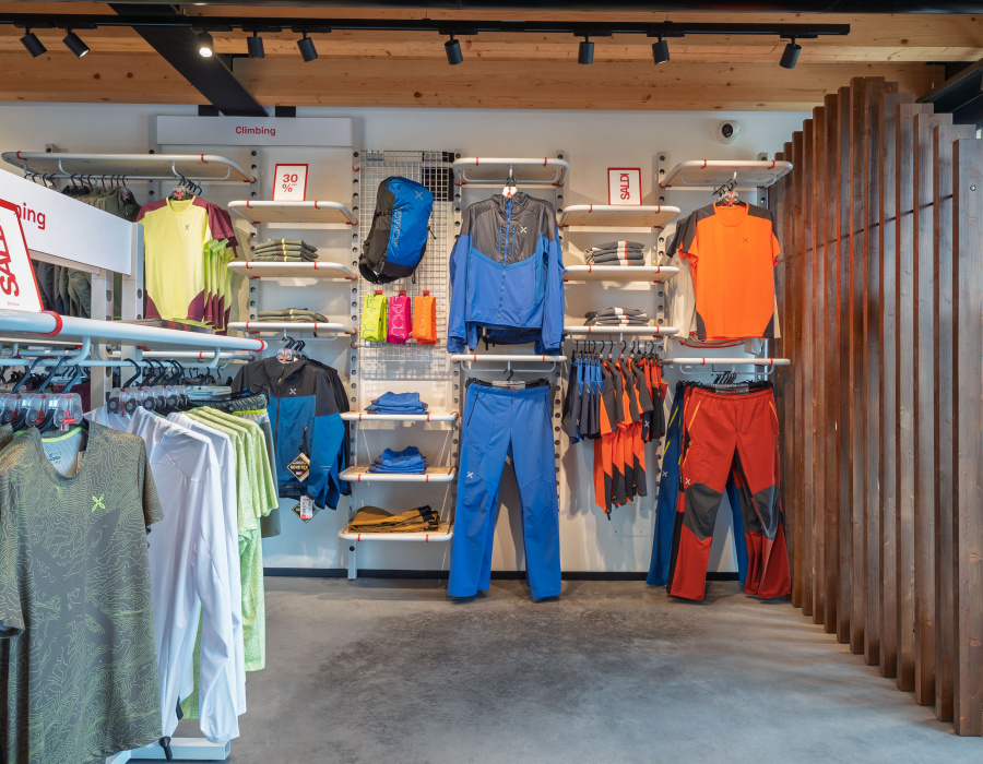 Pavimento Deco Nuvolato Isoplam per negozio abbigliamento outdoor da sci Montura a Crocetta del Montello Treviso