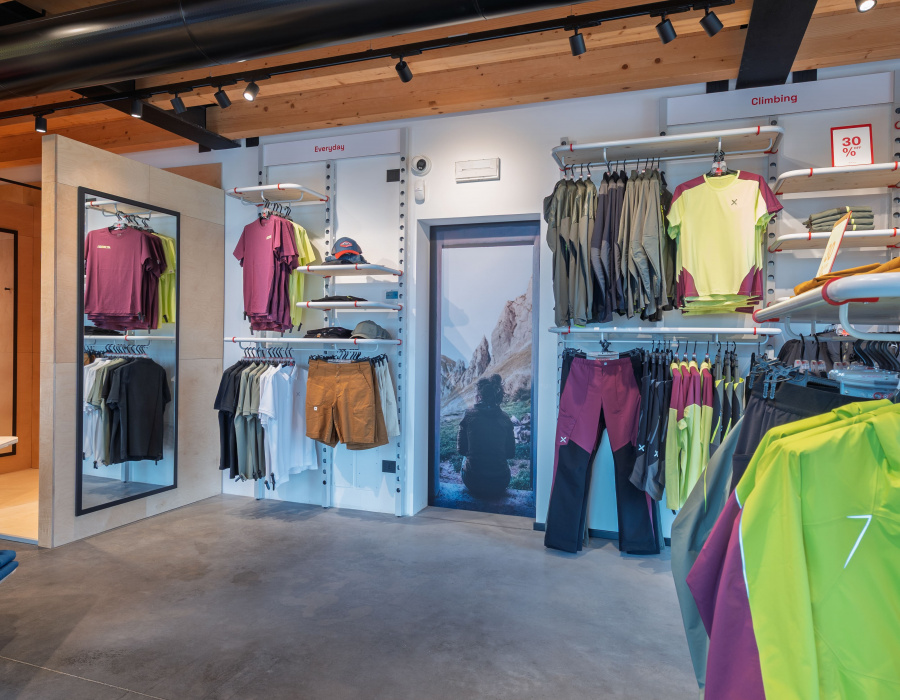 Pavimento Deco Nuvolato Isoplam per shop di abbigliamento sportivo Montura a Crocetta del Montello Treviso