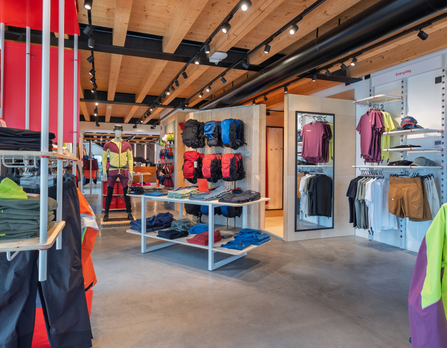 Pavimento Deco Nuvolato Isoplam per retail abbigliamento outdoor Montura a Crocetta del Montello Treviso