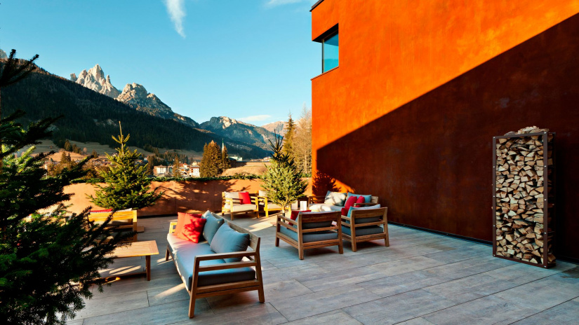 Oxydecor®, rivestimento verticale effetto Corten. QC terme Dolomiti, Val di Fassa, (TN). Progetto: Mariela Goncalves