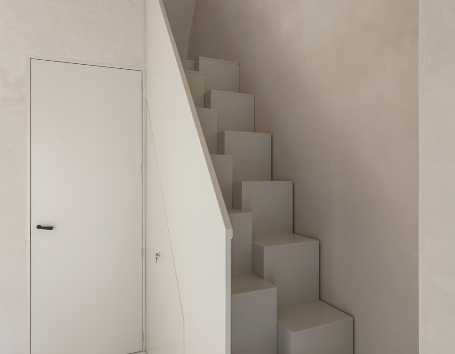 Scala interna a gradini sfalsati su pavimento Deco Nuvolato cemento effetto nuvolato opaco, progetto Arch. Reuter+Schmidt a Nardò