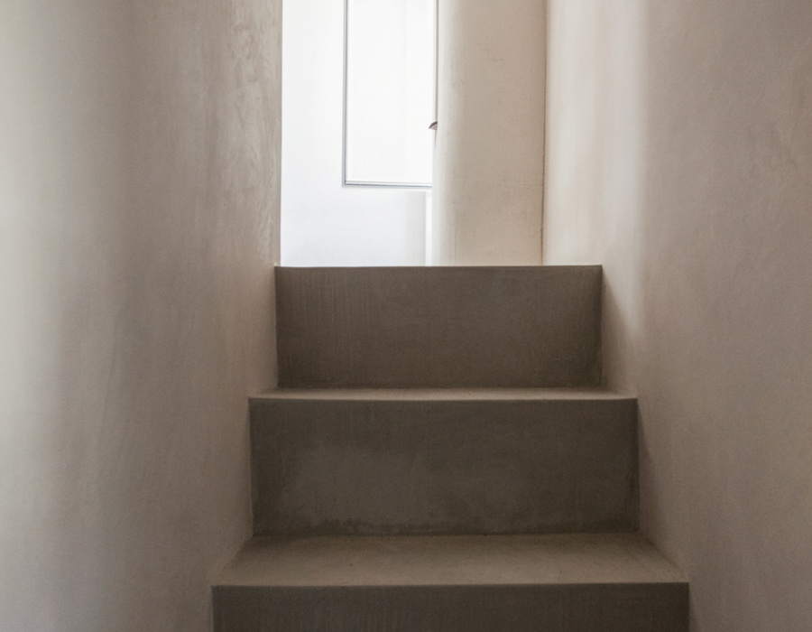Scala interna in microcemento Microverlay opaco, progetto Arch. Reuter+Schmidt a Nardò