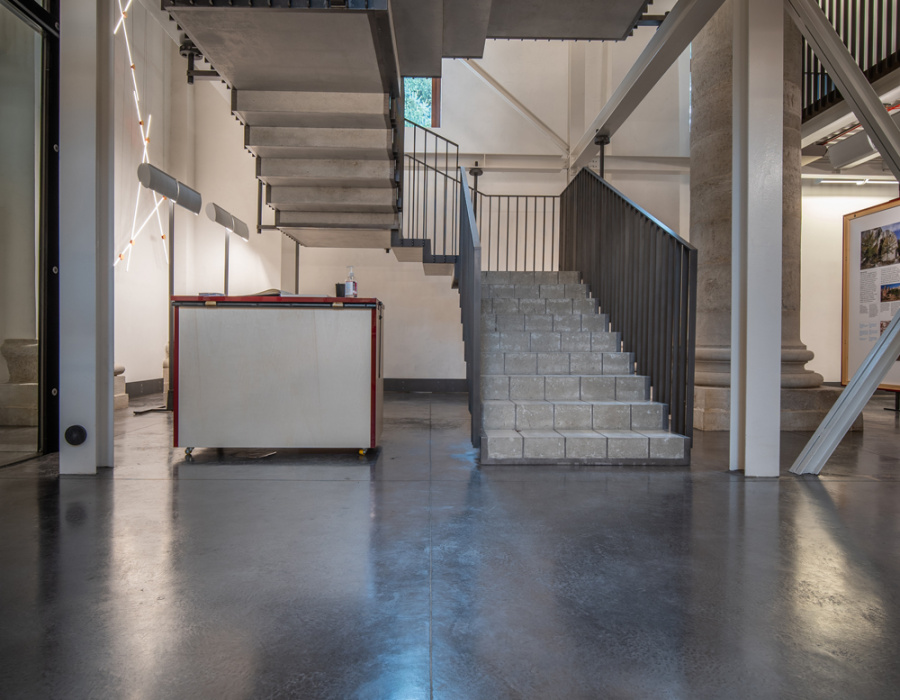 Skyconcrete® Indoor, pavimento effetto nuvolato basso spessore finitura dark gray. Ca' Scarpa, Treviso. Progetto: Tobia Scarpa. 04