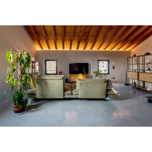 Skyconcrete® Indoor, pavimento effetto nuvolato basso spessore finitura light gray. Villa privata, Treviso. Progetto: arch. Lisa Corte 