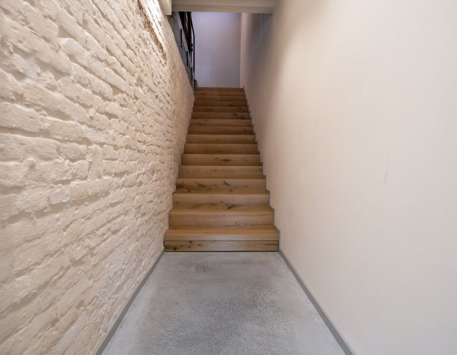 Skyconcrete Indoor, low thickness polished effect flooring with light gray finish. Private villa, Treviso. Project: arch. Lisa Corte06