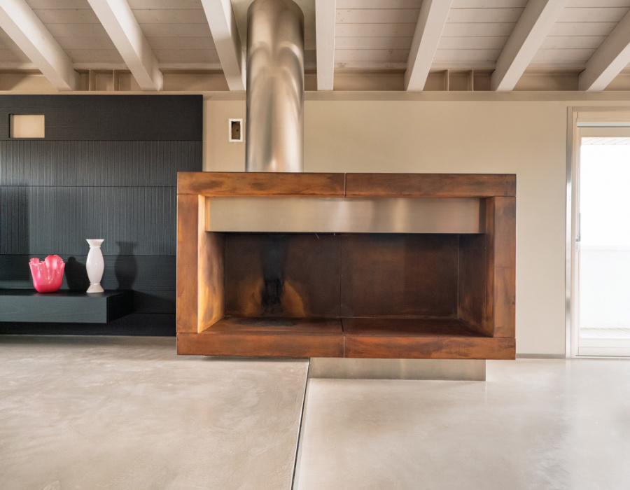 Skysense pavimento basso spessore nuvolato + rivestimento camino effetto Corten Oxydecor Rust. Abitazione privata, Montebelluna TV 01