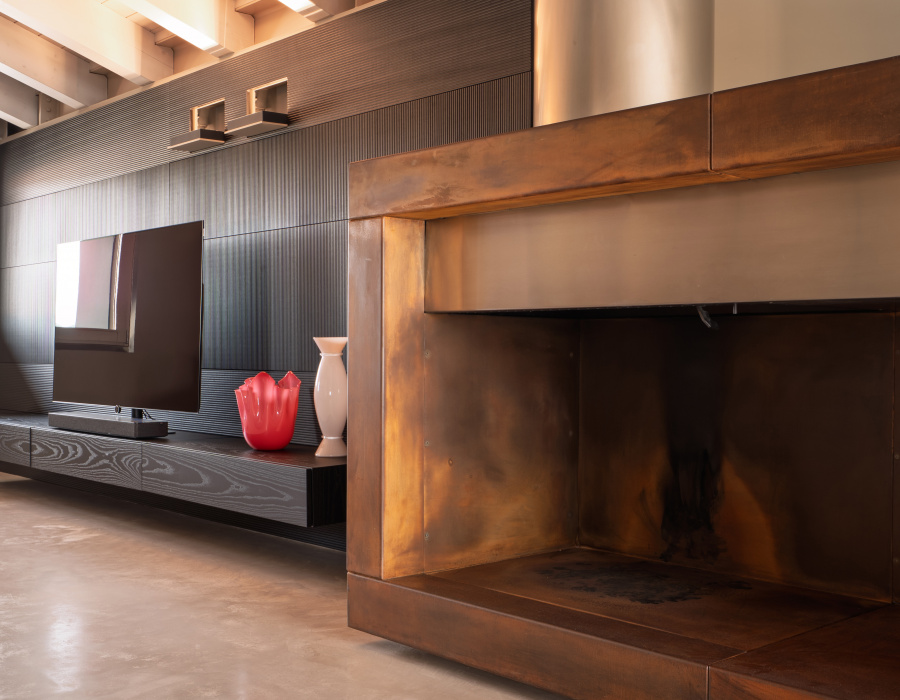 Skysense pavimento basso spessore nuvolato + rivestimento camino effetto Corten Oxydecor Rust. Abitazione privata, Montebelluna TV 03