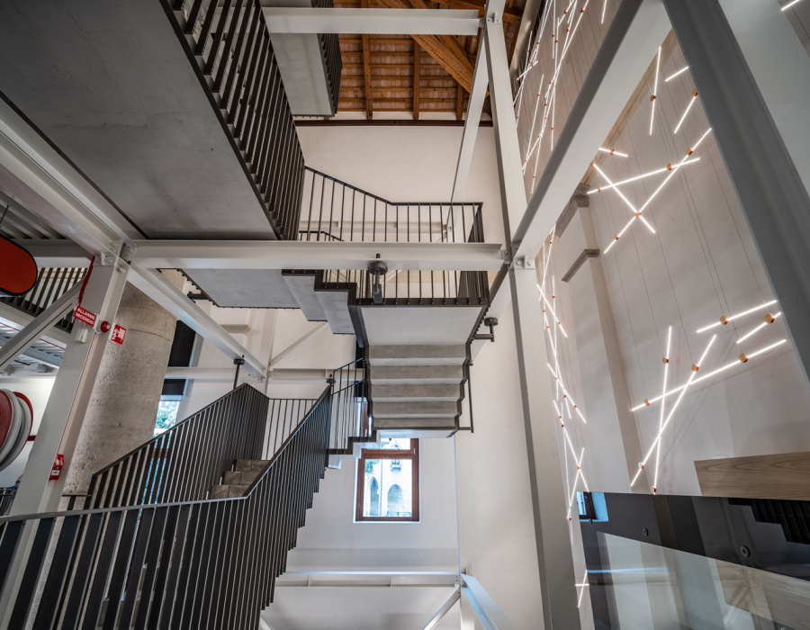 Skyconcrete® Indoor, pavimento effetto nuvolato basso spessore finitura dark gray. Ca' Scarpa, Treviso. Progetto: Tobia Scarpa. 17