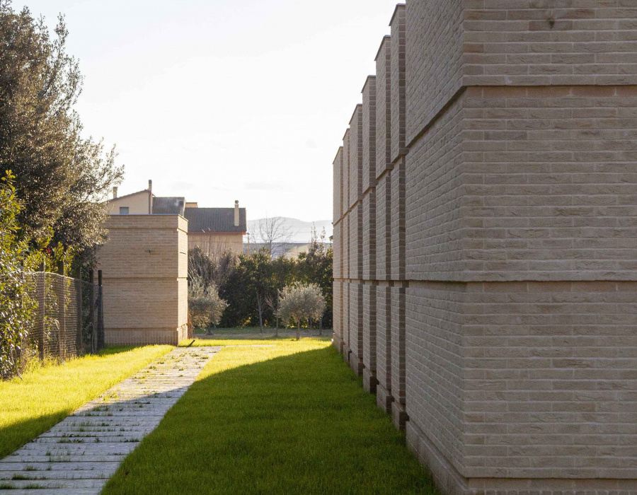 Deco Nuvolato Isoplam, pavimento nuvolato per patio esterno. The Veterinarian’s House, villa privata - Assisi (PG). Progetto: architetto Gregorio Pecorelli