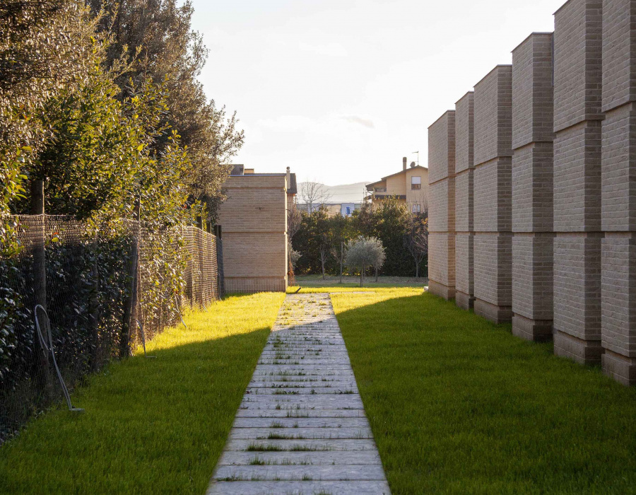 Deco Nuvolato Isoplam, pavimento nuvolato per patio esterno. The Veterinarian’s House, villa privata - Assisi (PG). Progetto: architetto Gregorio Pecorelli