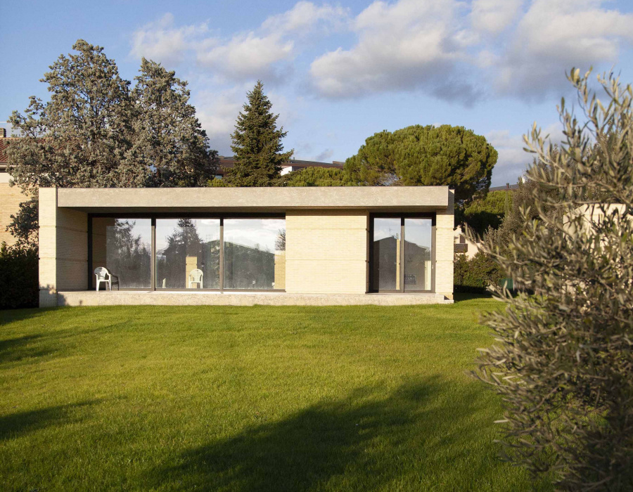 Deco Nuvolato Isoplam, pavimento nuvolato per patio esterno. The Veterinarian’s House, villa privata - Assisi (PG). Progetto: architetto Gregorio Pecorelli