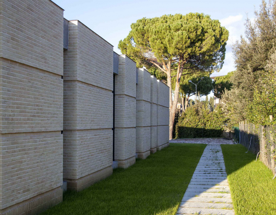 Deco Nuvolato Isoplam, pavimento nuvolato per patio esterno. The Veterinarian’s House, villa privata - Assisi (PG). Progetto: architetto Gregorio Pecorelli