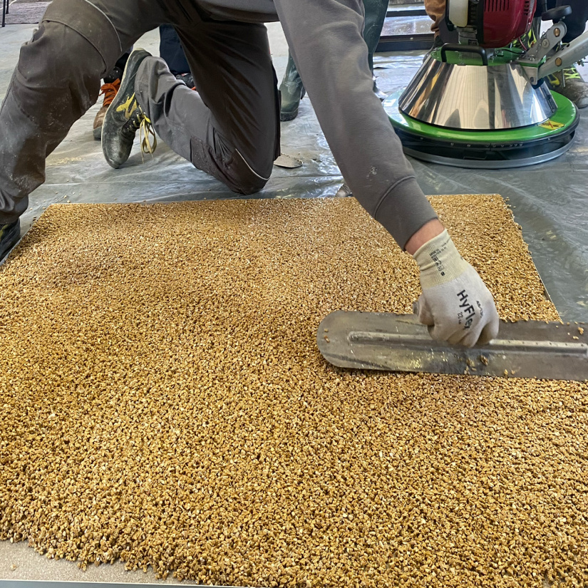 Abfließendes Harz und Betonböden, trübe Betonböden und Flammeneffekt durch Ansäuerung