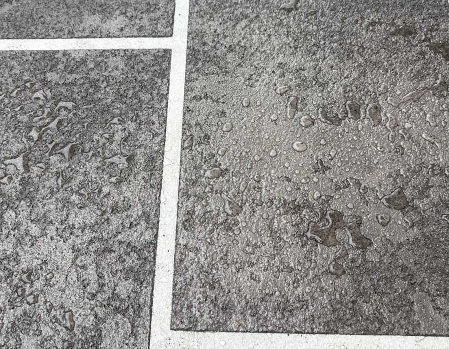 Dettaglio pavimento stencil spray idrorepellente