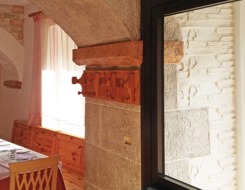 ingresso-pizzera-rustica-restauro-rinnovo-muro-intonaco-malta-stampato