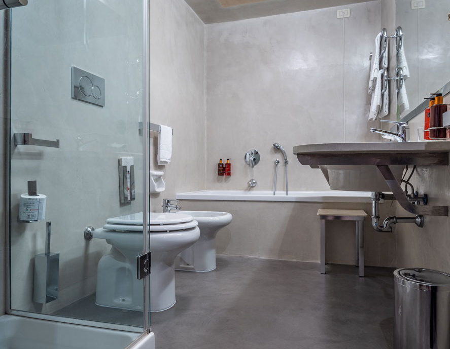 interno-bagno-hotel-saturnia-Venezia-pavimento-cemento-resina
