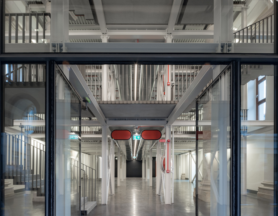 Skyconcrete® Indoor, pavimento effetto nuvolato basso spessore finitura dark gray. Ca' Scarpa, Treviso. Progetto: Tobia Scarpa. 03