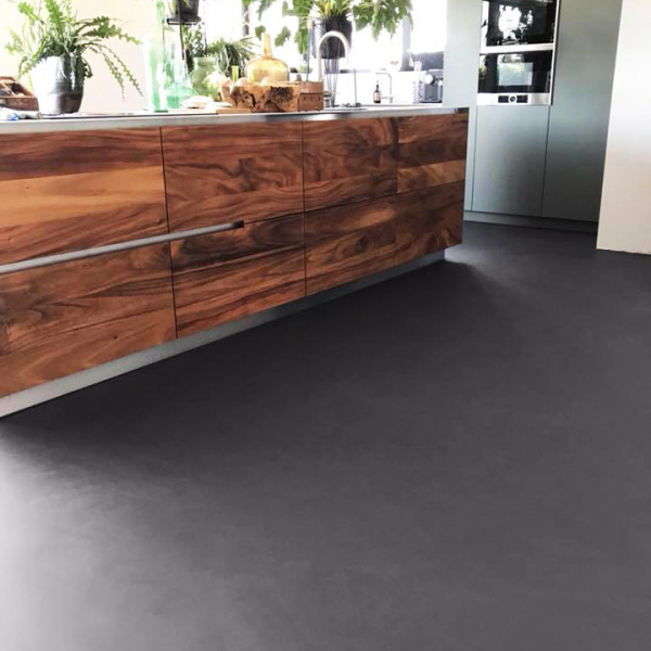 Microverlay®, pavimento cemento resina basso spessore finitura carbon black. Villa privata, Paesi Bassi