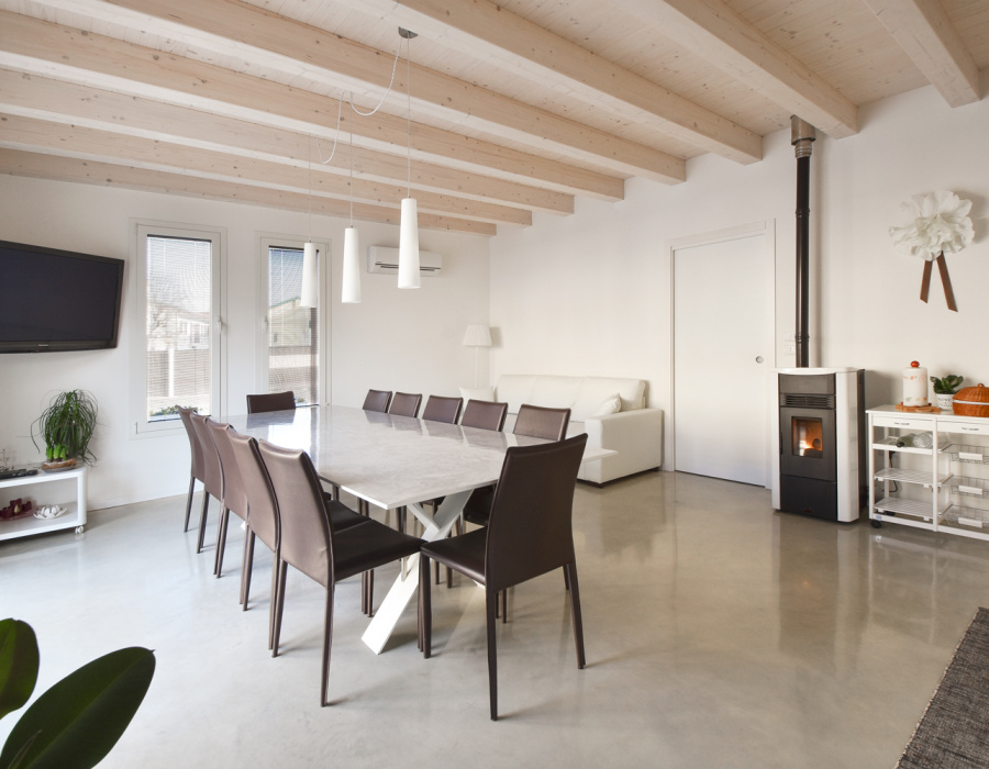 Cucina con tavolo, pavimento e rivestimento Microverlay cemento resina