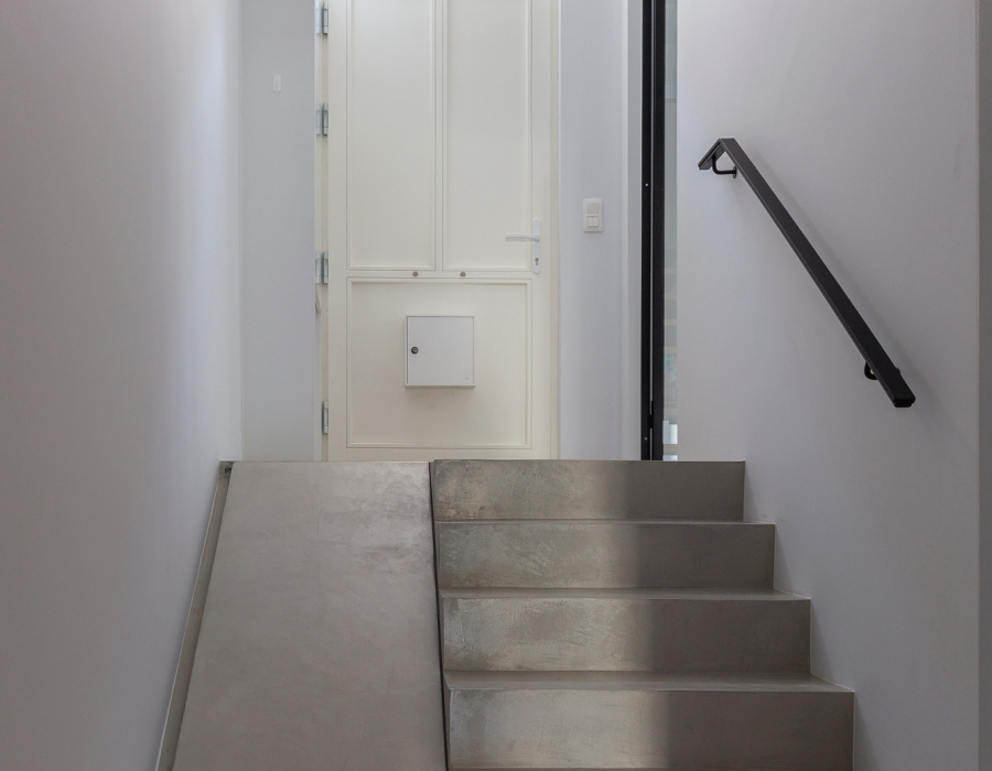 Microverlay®, rivestimento cemento resina basso spessore finitura taupe. Villa privata. Bruxelles (Belgio). Progetto: AC Plus Architecture