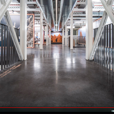 Dans les coulisses de Ca' Scarpa. Dans une vidéo, la création des sols Skyconcrete.