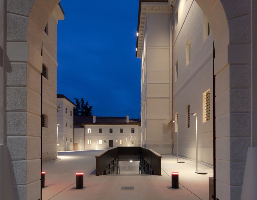 Pavilux, cemento industriale color lavagna e Terrazzoverlay XL, microveneziana. Ex tribunale, Treviso(TV). Progetto: arch. Tobia Scarpa