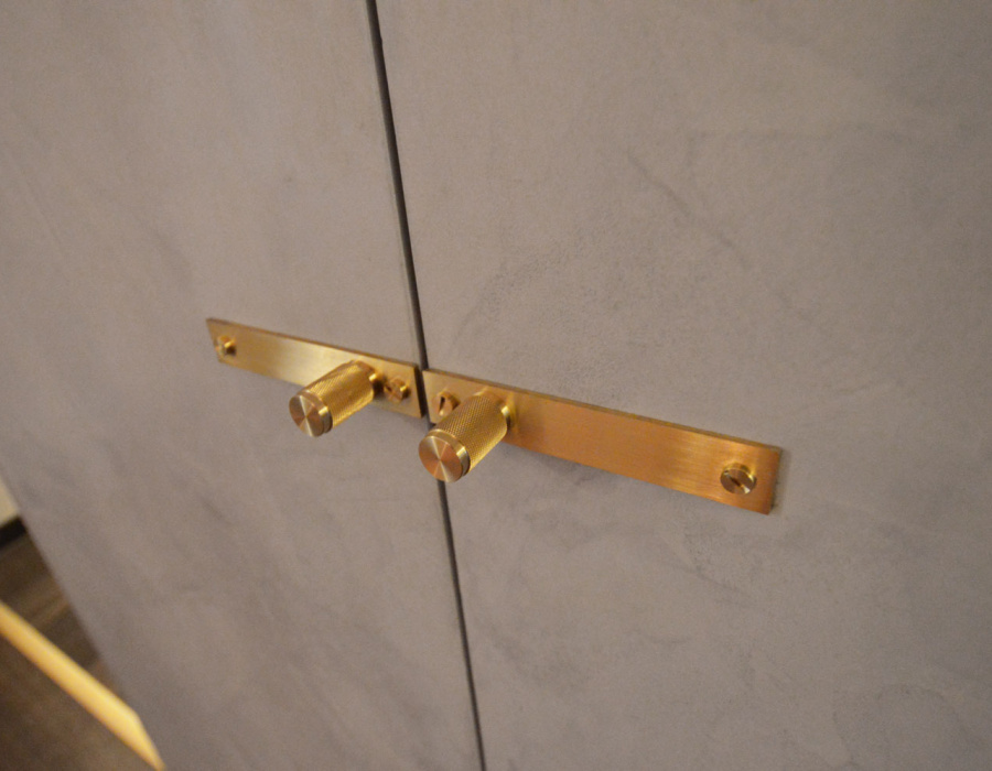particolare-chiusura-porta-micro-cemento-resina
