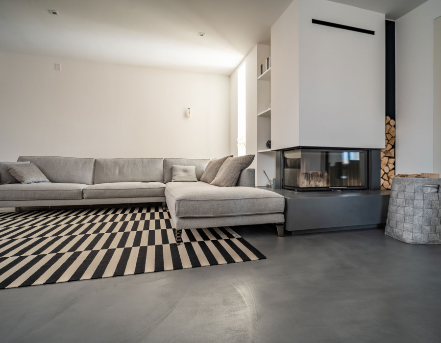 Microverlay®, pavimento cemento resina basso spessore finitura Carbon Black. Villa privata, Loreggia (PD). Progetto: Studio Stocco Architetti