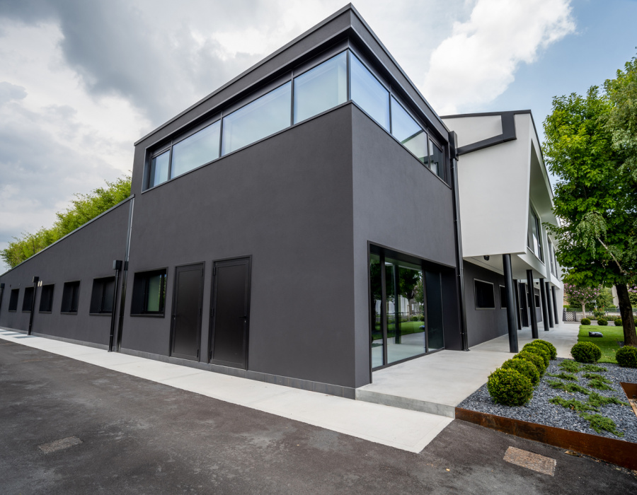 Skyconcrete® Outdoor, pavimento effetto nuvolato basso spessore finitura light gray. Enne Sport, Treviso. Progetto: Studio Bonora & Associati. 06