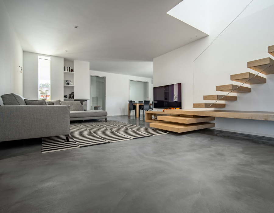 Microverlay®, pavimento cemento resina basso spessore finitura carbon black. Appartamento, Loreggia (PD). Progetto: Studio Stocco Architetti