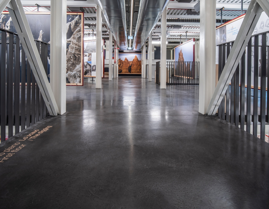 Skyconcrete® Indoor, pavimento effetto nuvolato basso spessore finitura dark gray. Ca' Scarpa, Treviso. Progetto: Tobia Scarpa. 10