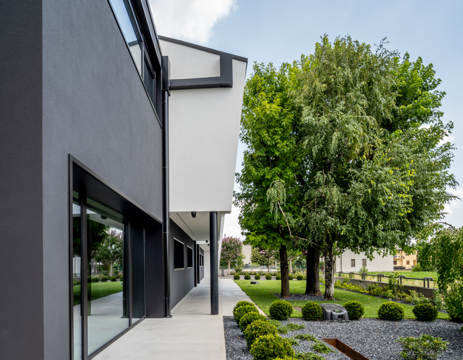 Skyconcrete® Outdoor, pavimento effetto nuvolato basso spessore finitura light gray. Enne Sport, Treviso. Progetto: Studio Bonora & Associati. 04