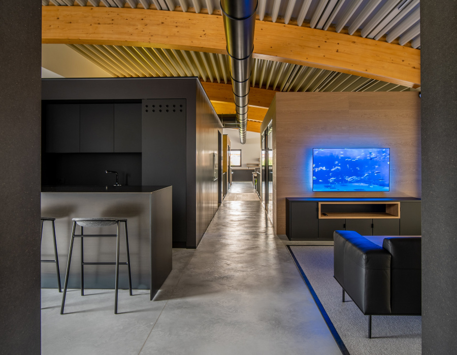 Skyconcrete® Indoor, pavimento effetto nuvolato basso spessore finitura light gray. Enne Sport, Treviso. Progetto: Studio Bonora & Associati. 05