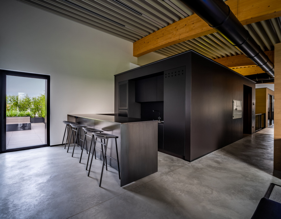 Skyconcrete® Indoor , pavimento effetto nuvolato basso spessore finitura light gray. Enne Sport, Treviso. Progetto: Studio Bonora & Associati. 07