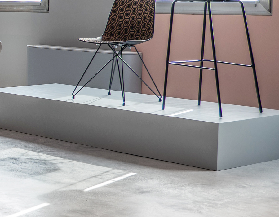 pavimento-showroom-dettaglio-esposizione-sedie