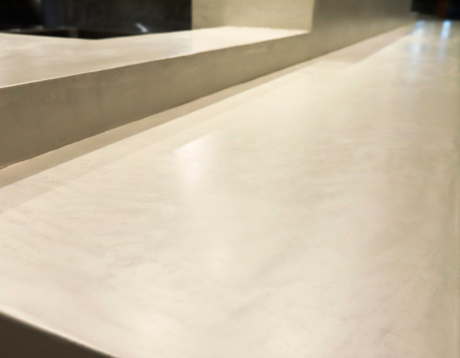 Microverlay®, rivestimento cemento resina basso spessore finitura white. Izakaya Bambi, Matsuyama, Giappone