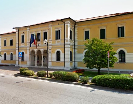 scuola-primaria-elementare-resana-Treviso-Italia-rampa-calcestruzzo-antiscivolo-sicurezza
