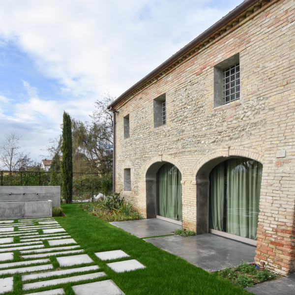 Villa con giardino pavimento esterno cemento