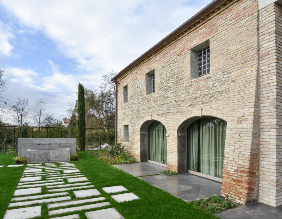 Villa con giardino pavimento esterno cemento